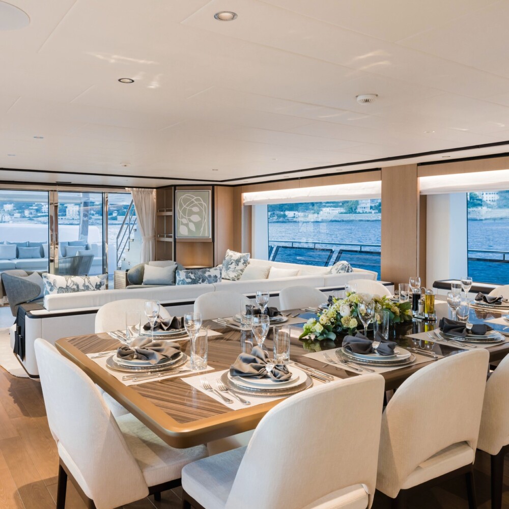 Majesty 120 Main Salon